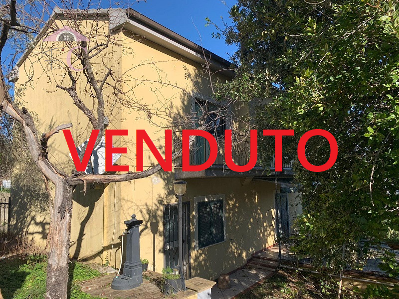 Narni: Casa singola con terreno garage e annessi
