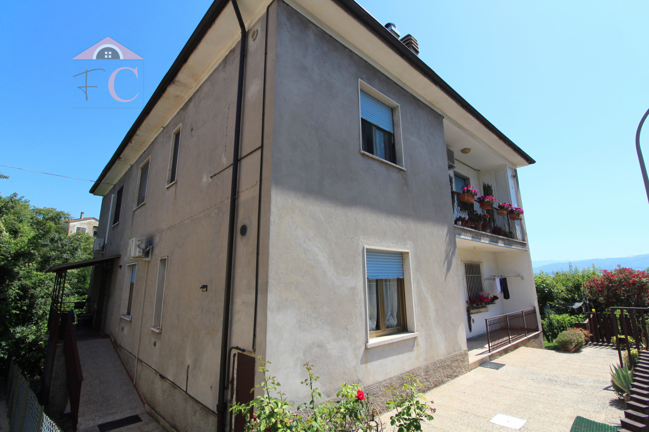 Cigliano: Piano terra con giardino e garage 