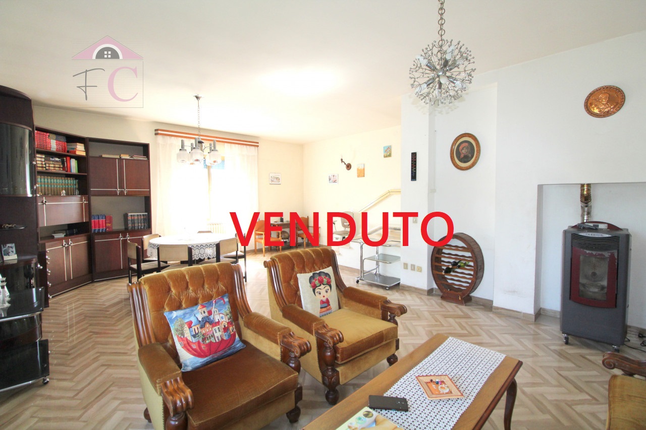 Cigliano: Piano terra con giardino e garage 