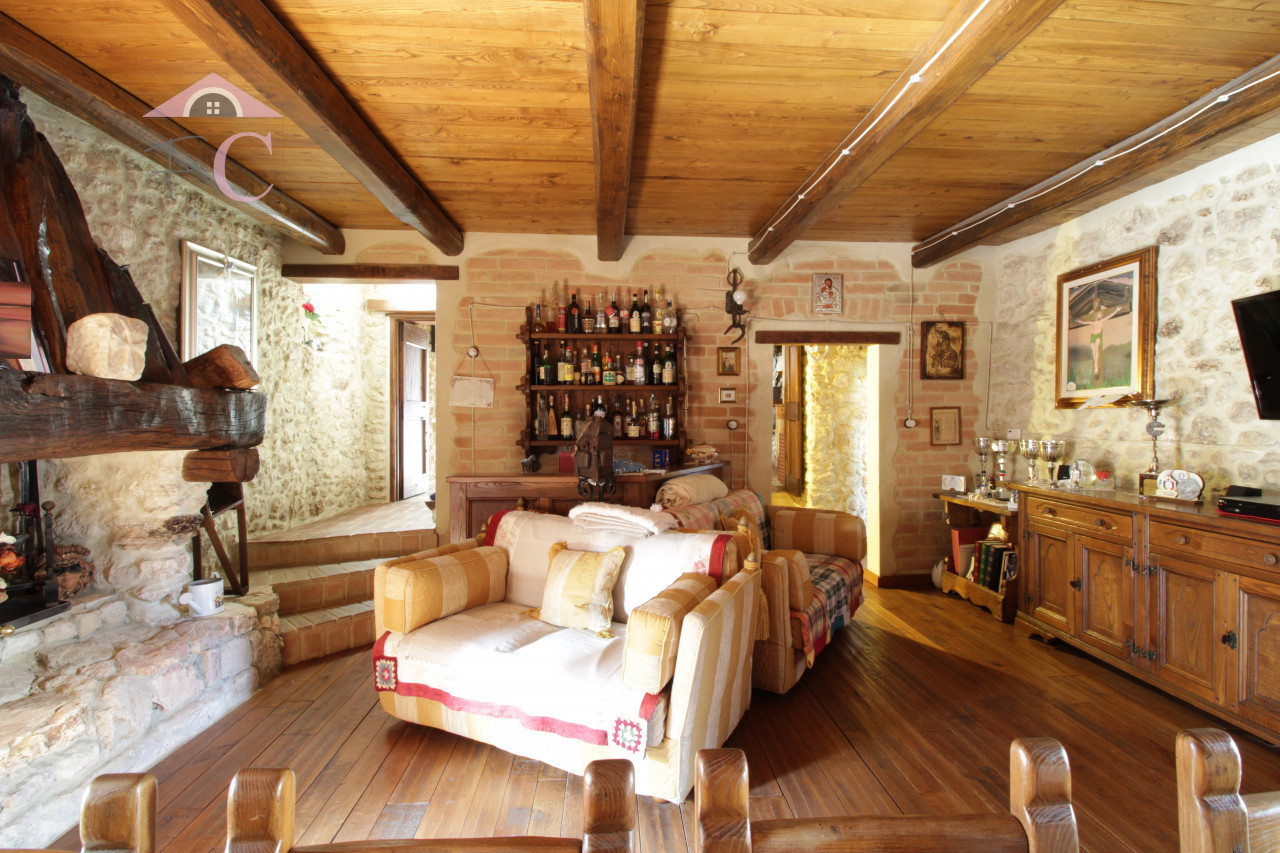 Elegante Casa a Schiera nel Cuore di Montecastrilli