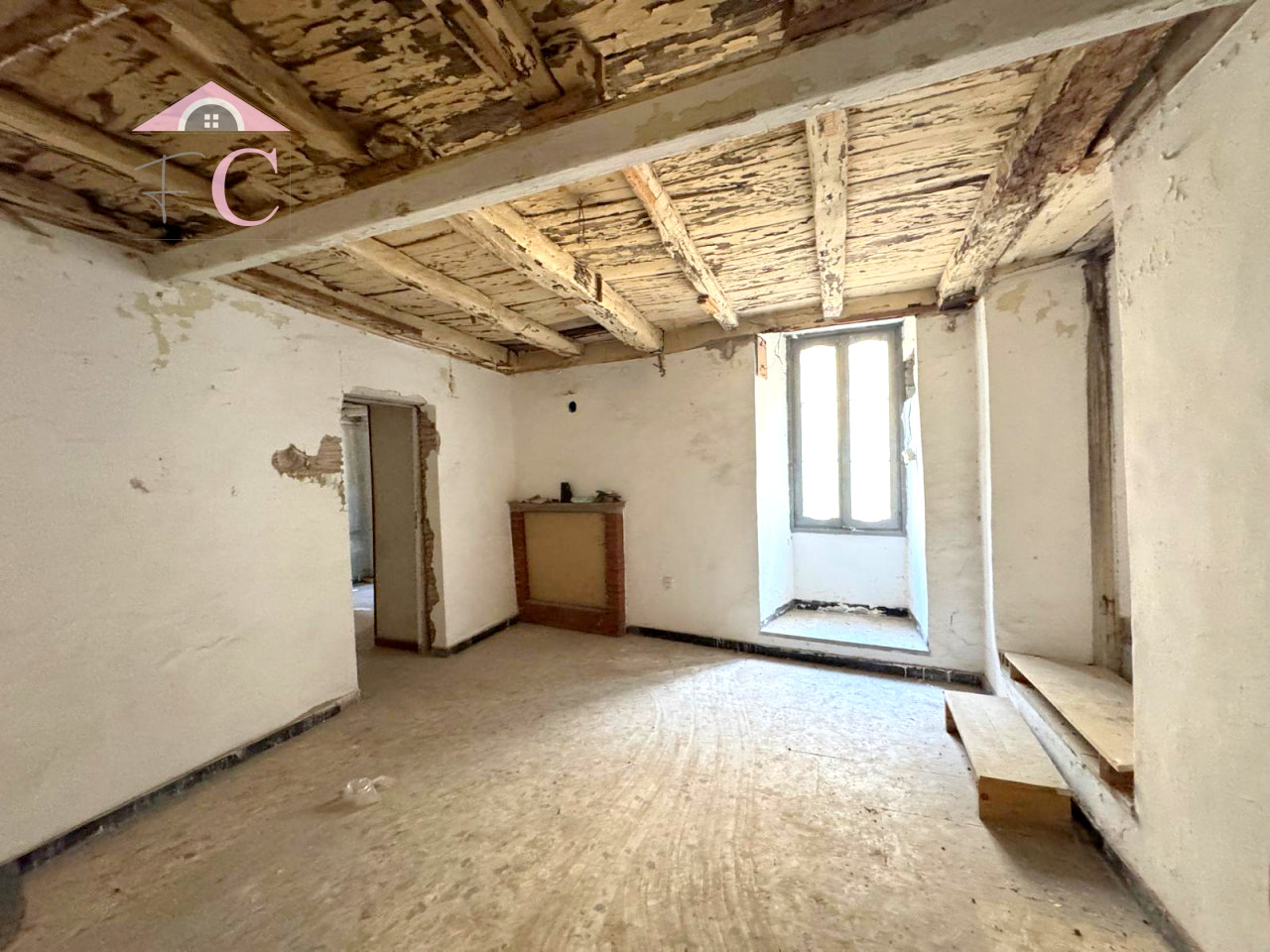 Stroncone: Nel centro storico caratteristico piano terra 